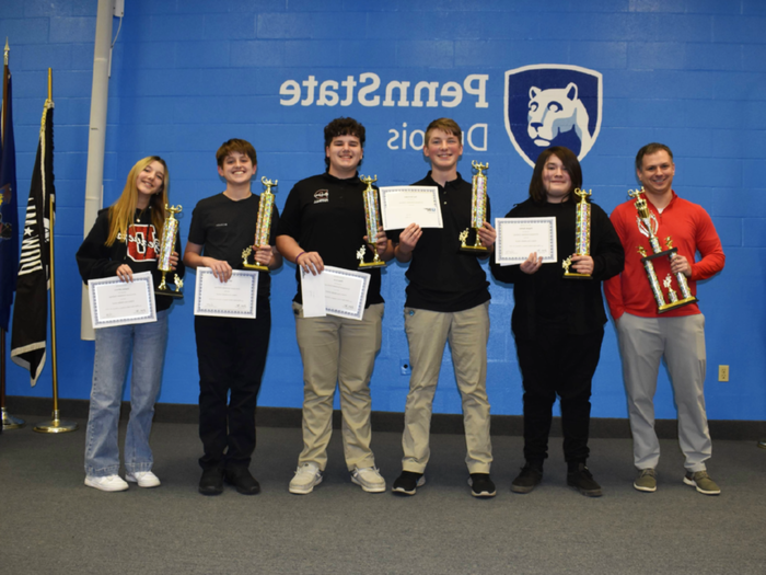 杜波依斯地区初中学术挑战赛团队在获得第一名后与他们的奖杯合影