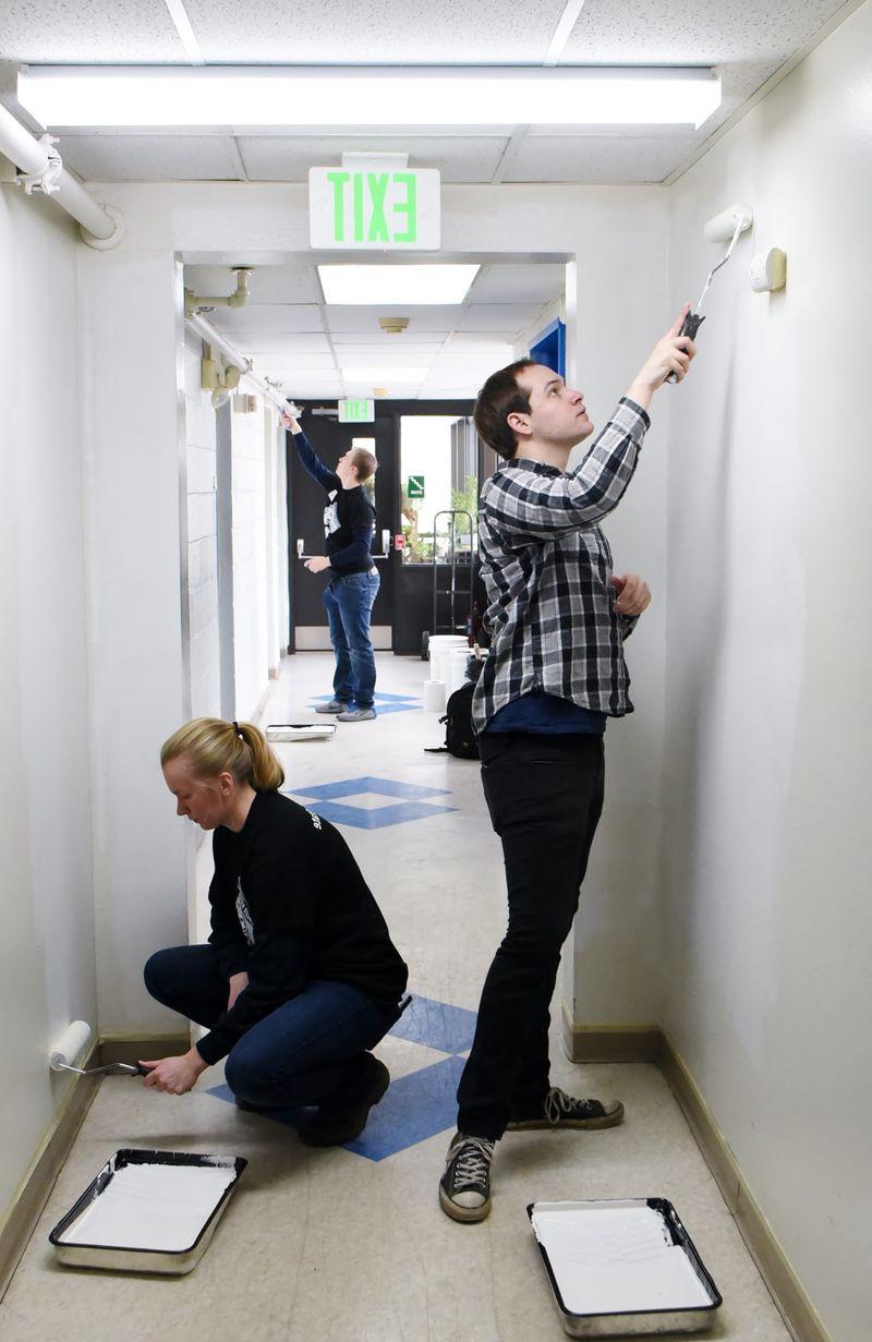 两名365英国上市贝伦德分校的学生在马丁·路德·金纪念日的服务项目中粉刷走廊.