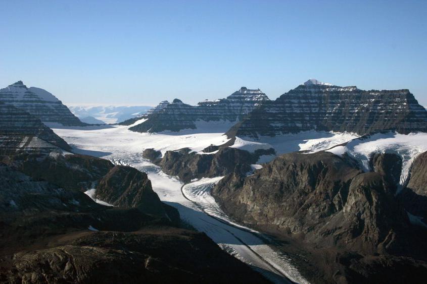 格陵兰岛东部的冰川和熔岩流